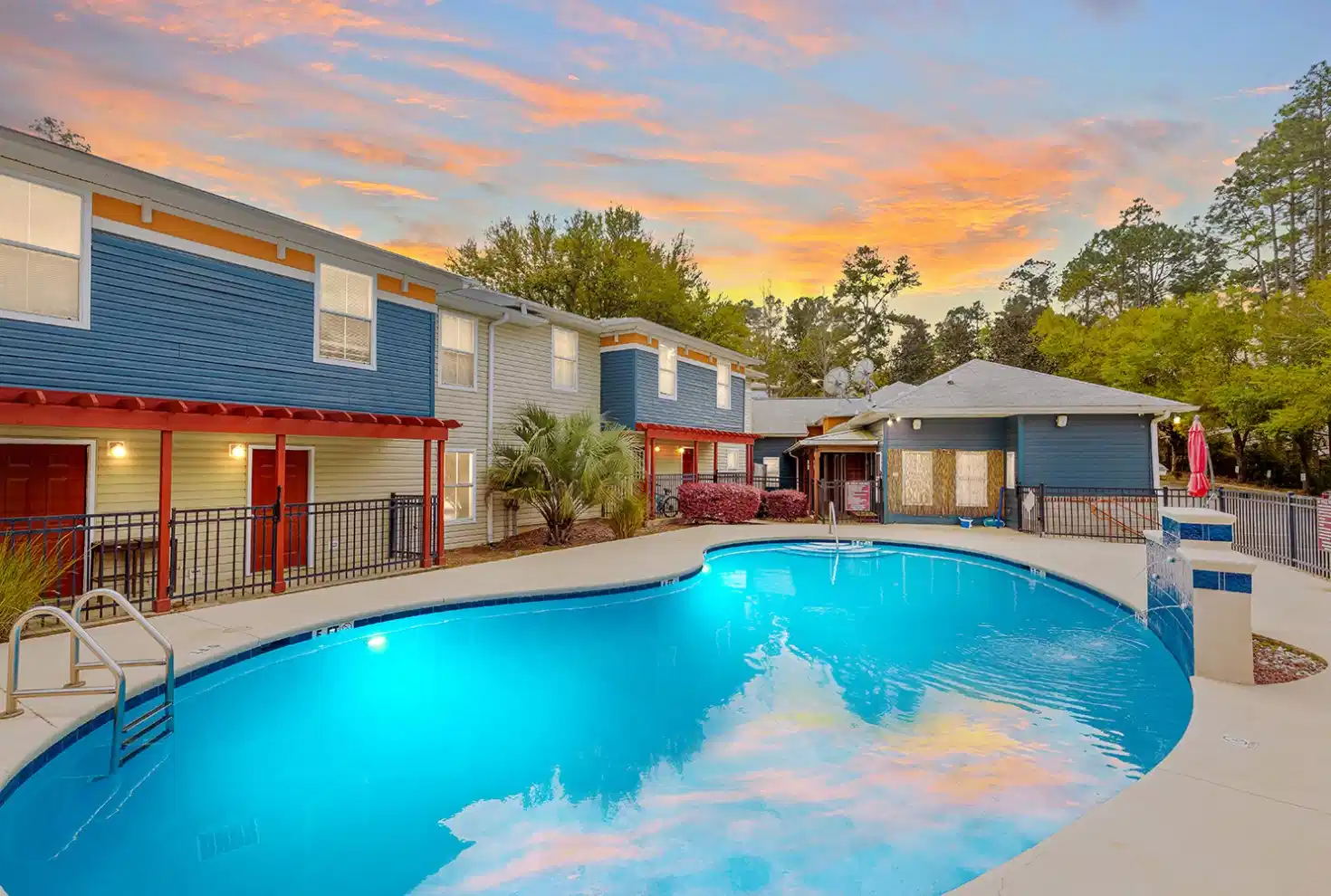 Exterior?w=400&h=260&fit=crop&q=40&auto=format&trim=auto