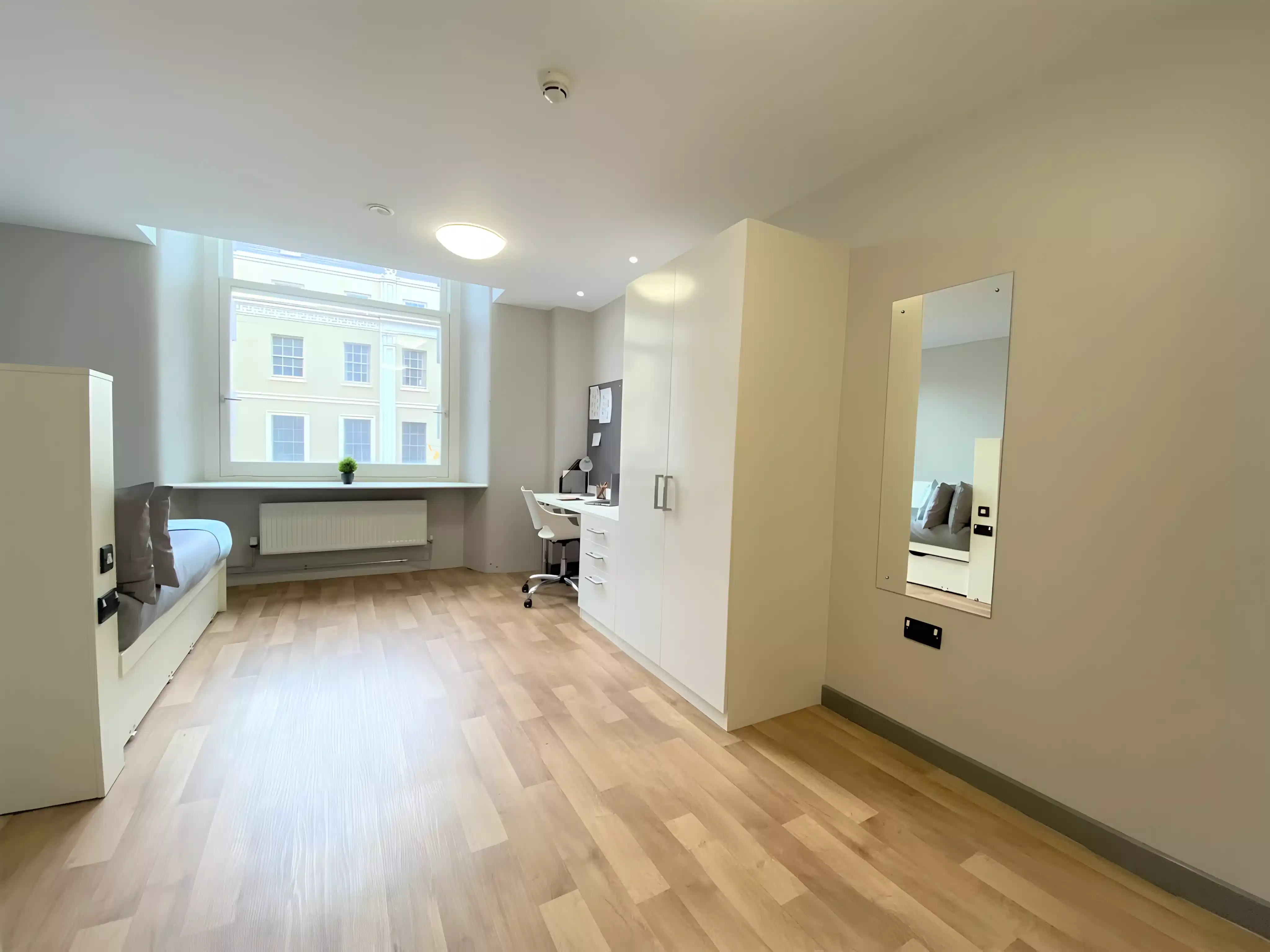 Common Area?w=400&h=260&fit=crop&q=40&auto=format&trim=auto