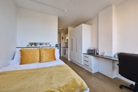 Common Area?w=400&h=260&fit=crop&q=40&auto=format&trim=auto