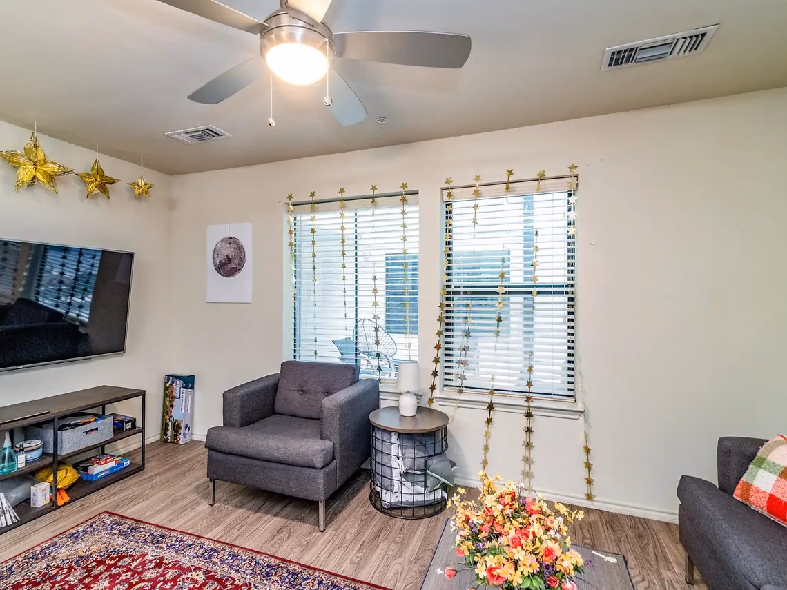 Exterior?w=400&h=260&fit=crop&q=40&auto=format&trim=auto