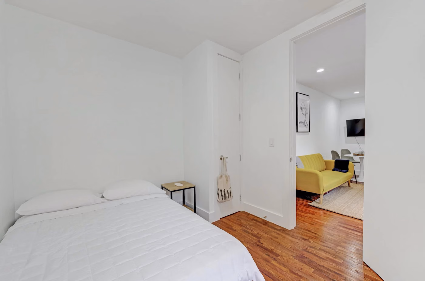 Standard - Bedroom?w=400&h=260&fit=crop&q=40&auto=format&trim=auto