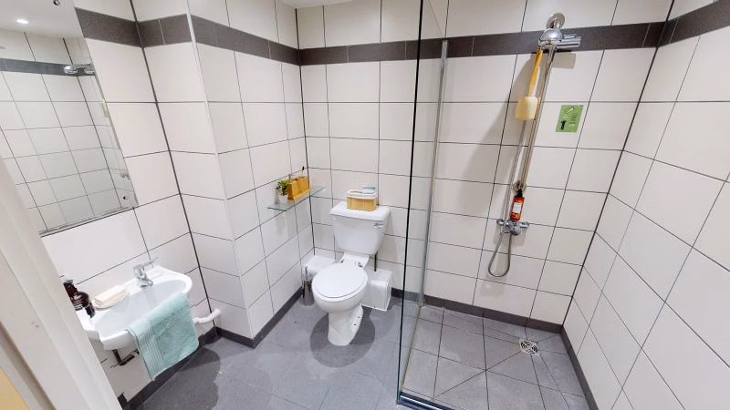 Exterior?w=400&h=260&fit=crop&q=40&auto=format&trim=auto