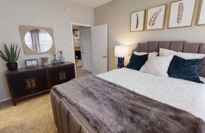 Bedroom?w=400&h=260&fit=crop&q=40&auto=format&trim=auto