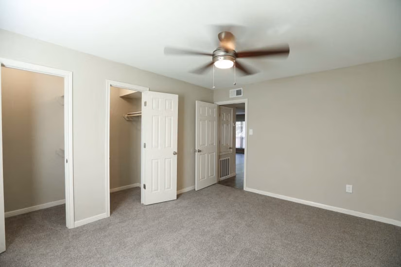 Exterior?w=400&h=260&fit=crop&q=40&auto=format&trim=auto