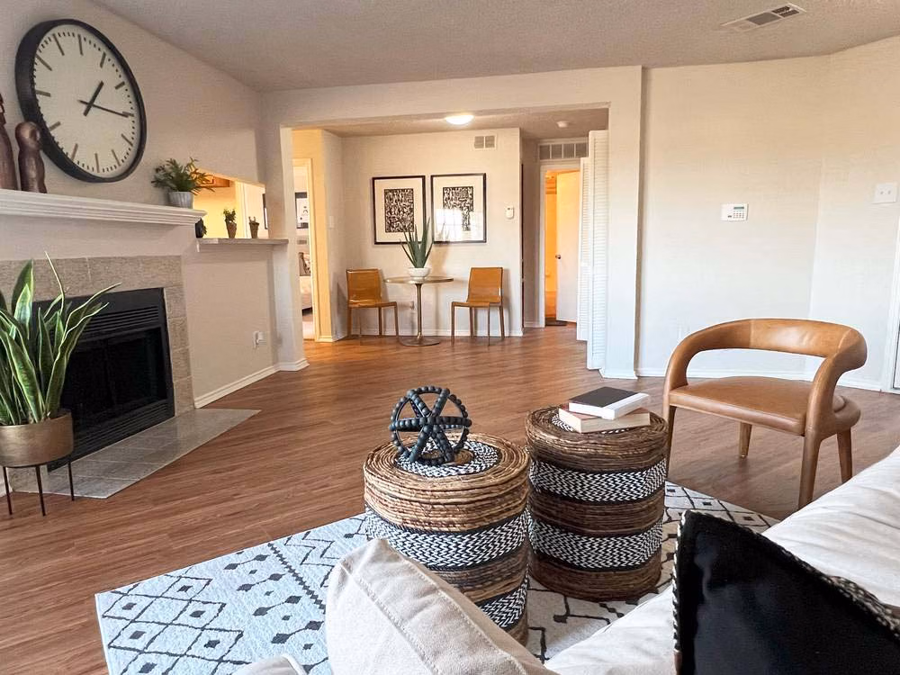 Common Area?w=400&h=260&fit=crop&q=40&auto=format&trim=auto