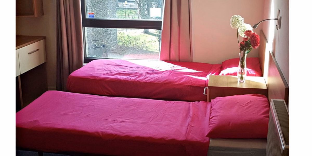 Exterior?w=400&h=260&fit=crop&q=40&auto=format&trim=auto