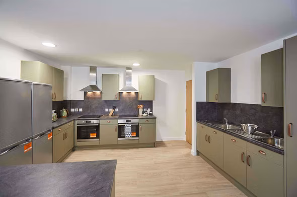 Common Area?w=400&h=260&fit=crop&q=40&auto=format&trim=auto