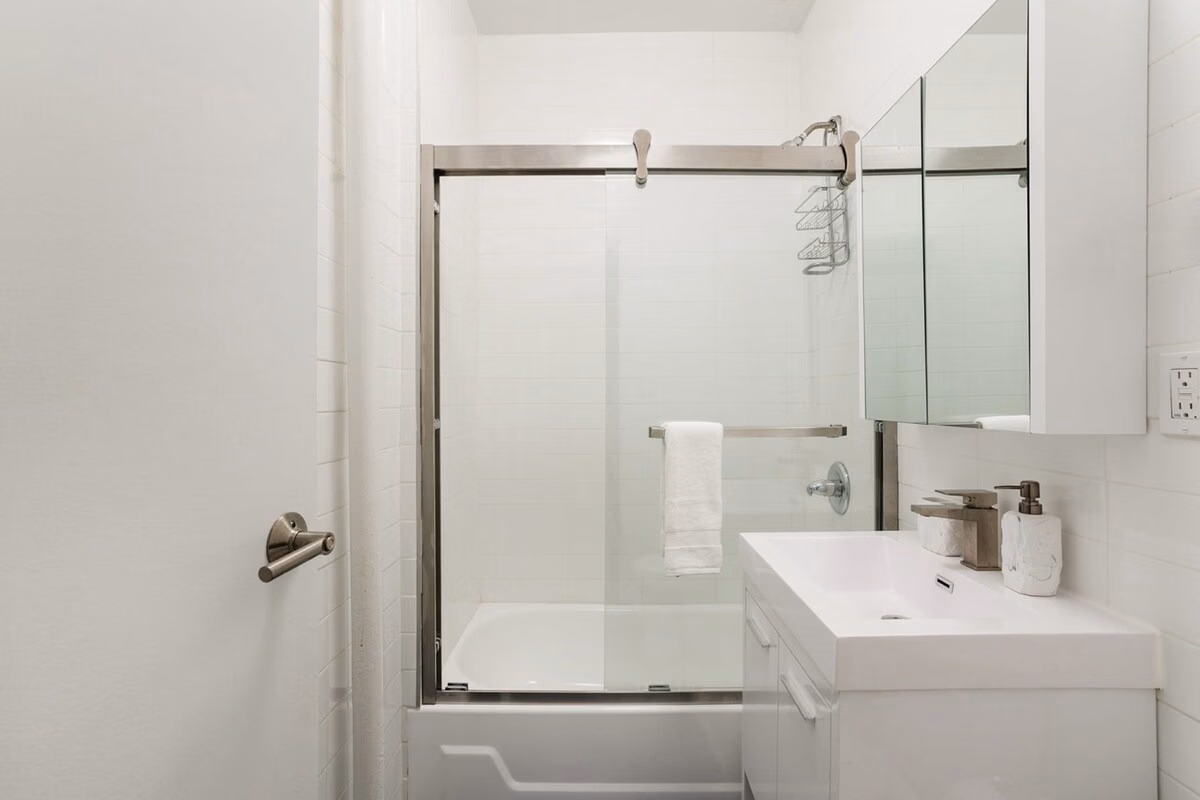 #444-1A : Room in 1 Bedroom and 1 Bathroom - Amenities?w=400&h=260&fit=crop&q=40&auto=format&trim=auto