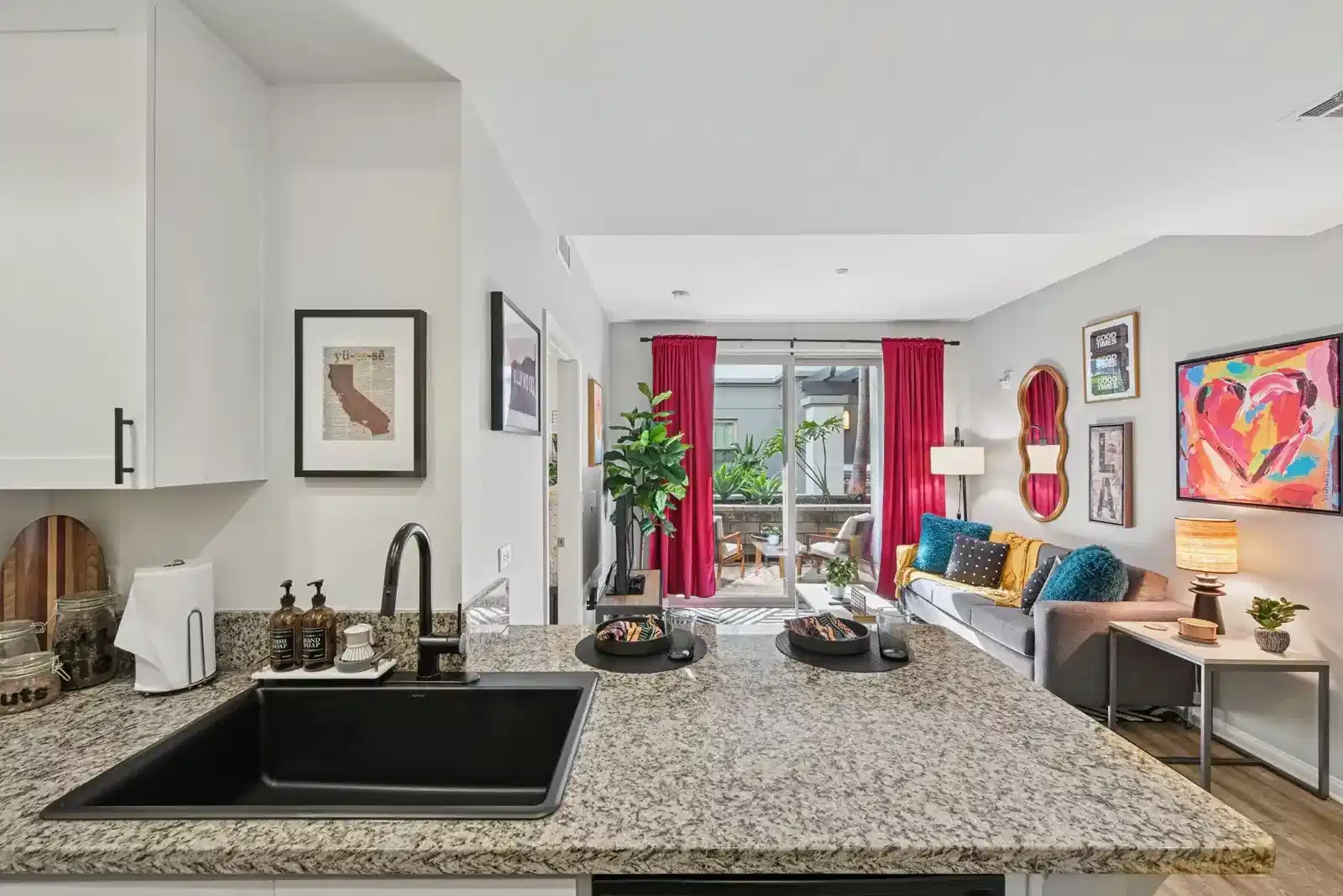 West 27th Place, Eugene - Los Angeles, California, United States - Amenities