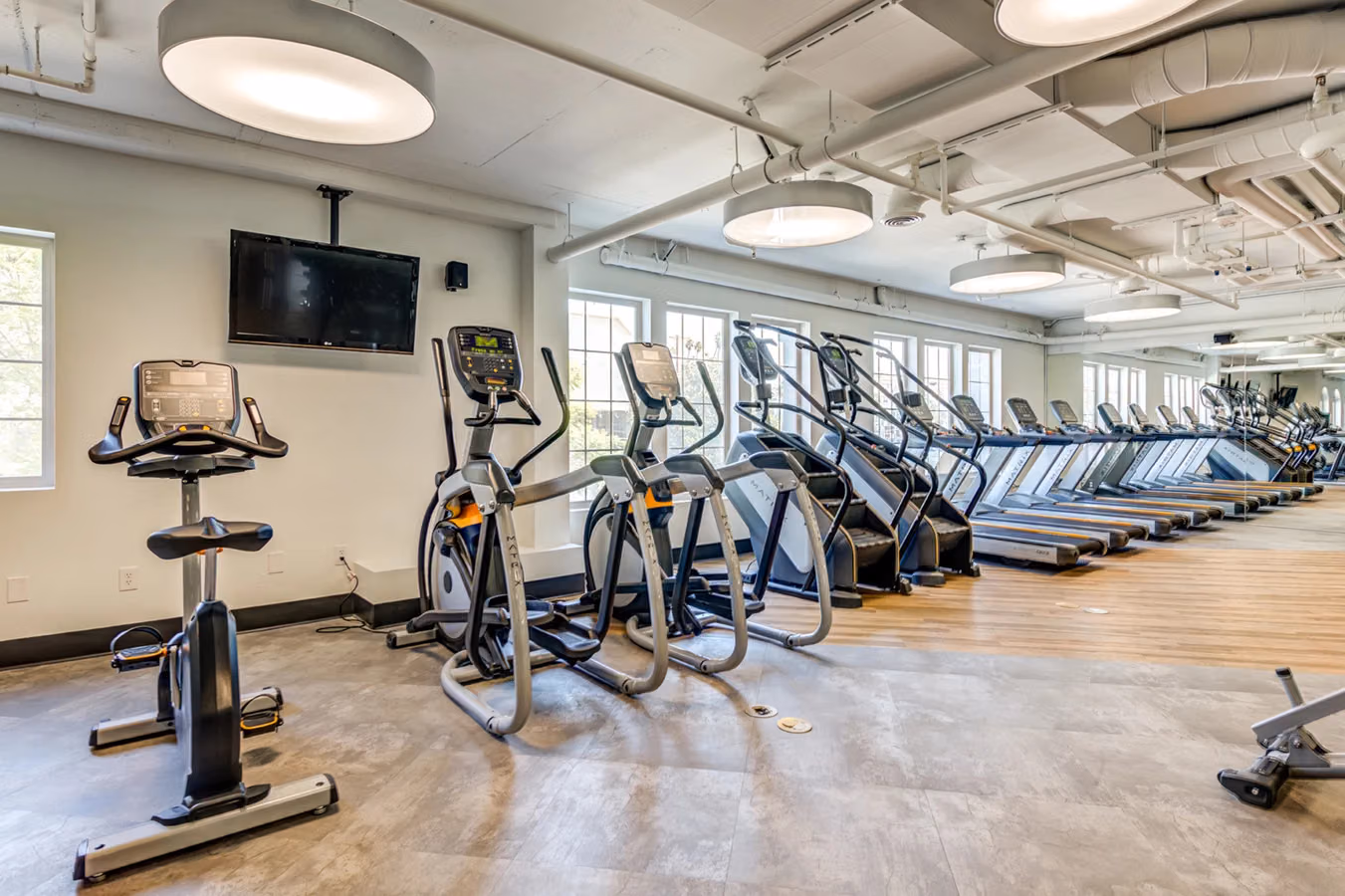 Amenities?w=400&h=260&fit=crop&q=40&auto=format&trim=auto