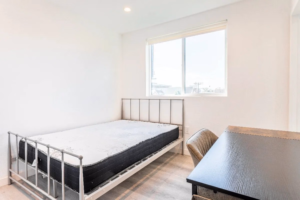 Bedroom?w=400&h=260&fit=crop&q=40&auto=format&trim=auto