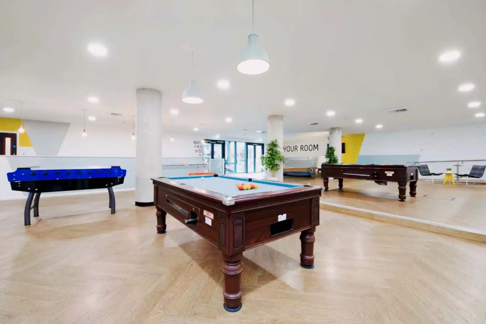 Amenities?w=400&h=260&fit=crop&q=40&auto=format&trim=auto