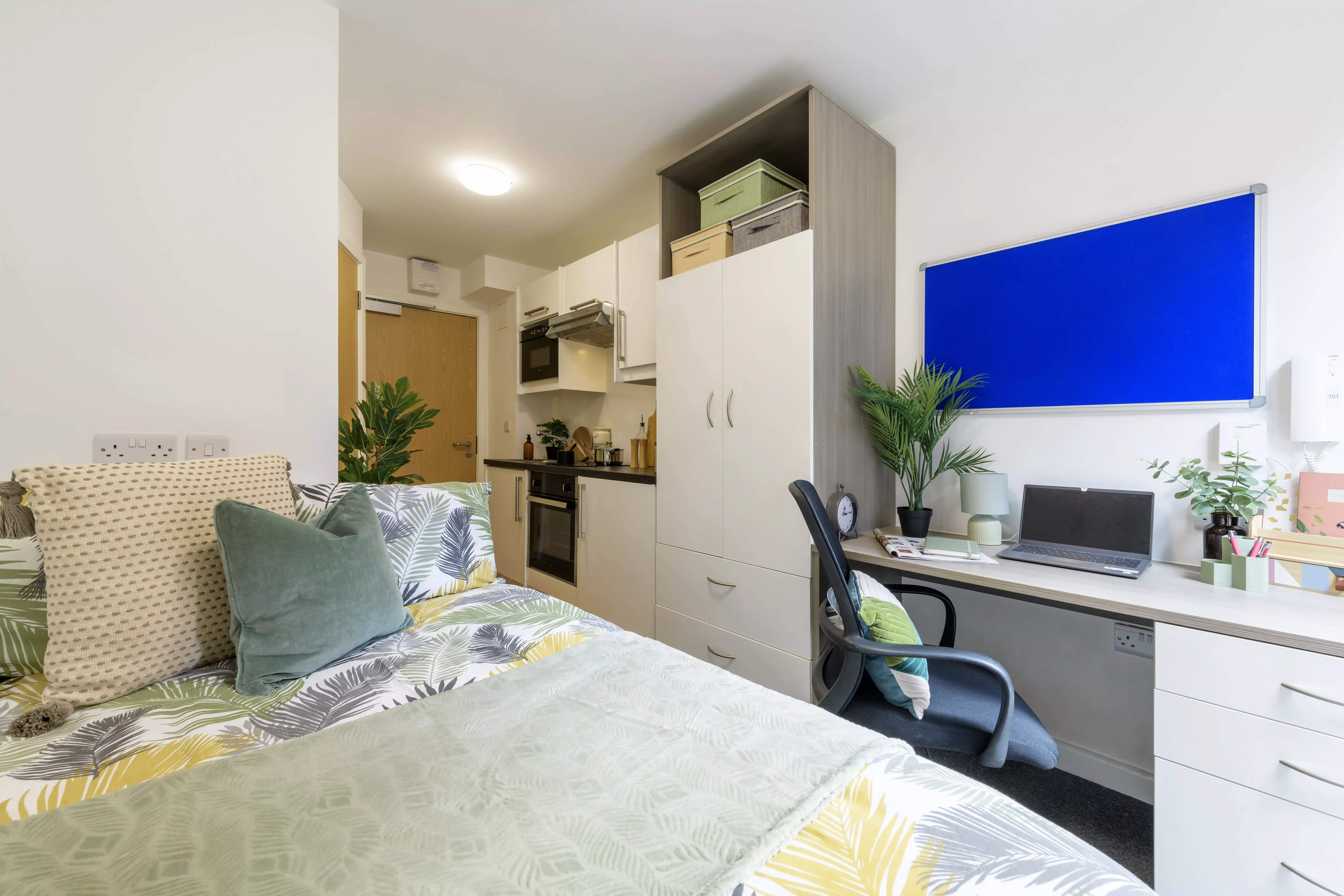 Exterior?w=400&h=260&fit=crop&q=40&auto=format&trim=auto