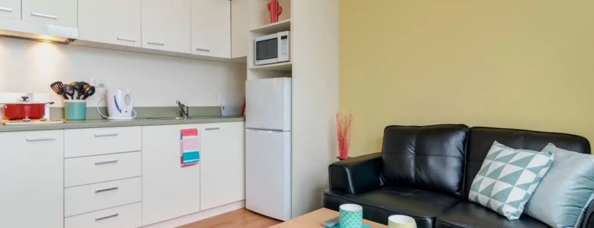 Bedroom?w=400&h=260&fit=crop&q=40&auto=format&trim=auto