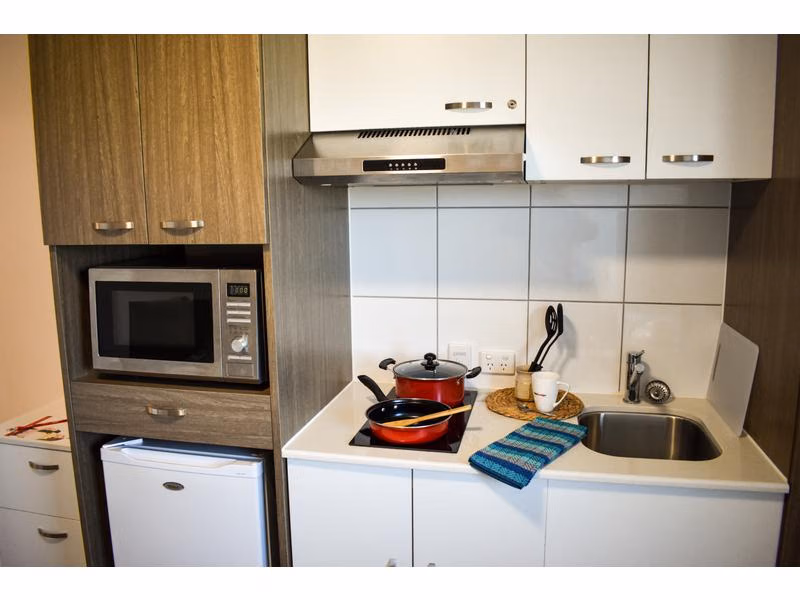 Bedroom?w=400&h=260&fit=crop&q=40&auto=format&trim=auto