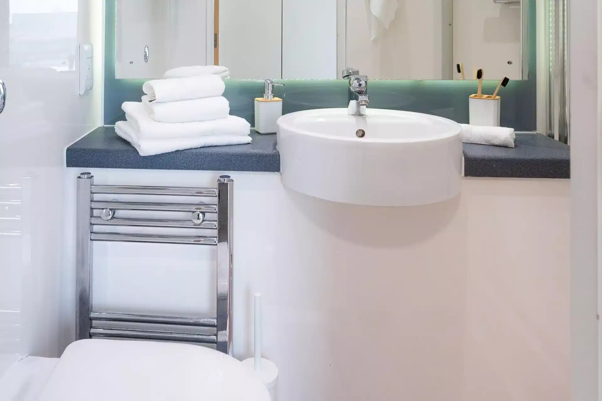 Common Area?w=400&h=260&fit=crop&q=40&auto=format&trim=auto