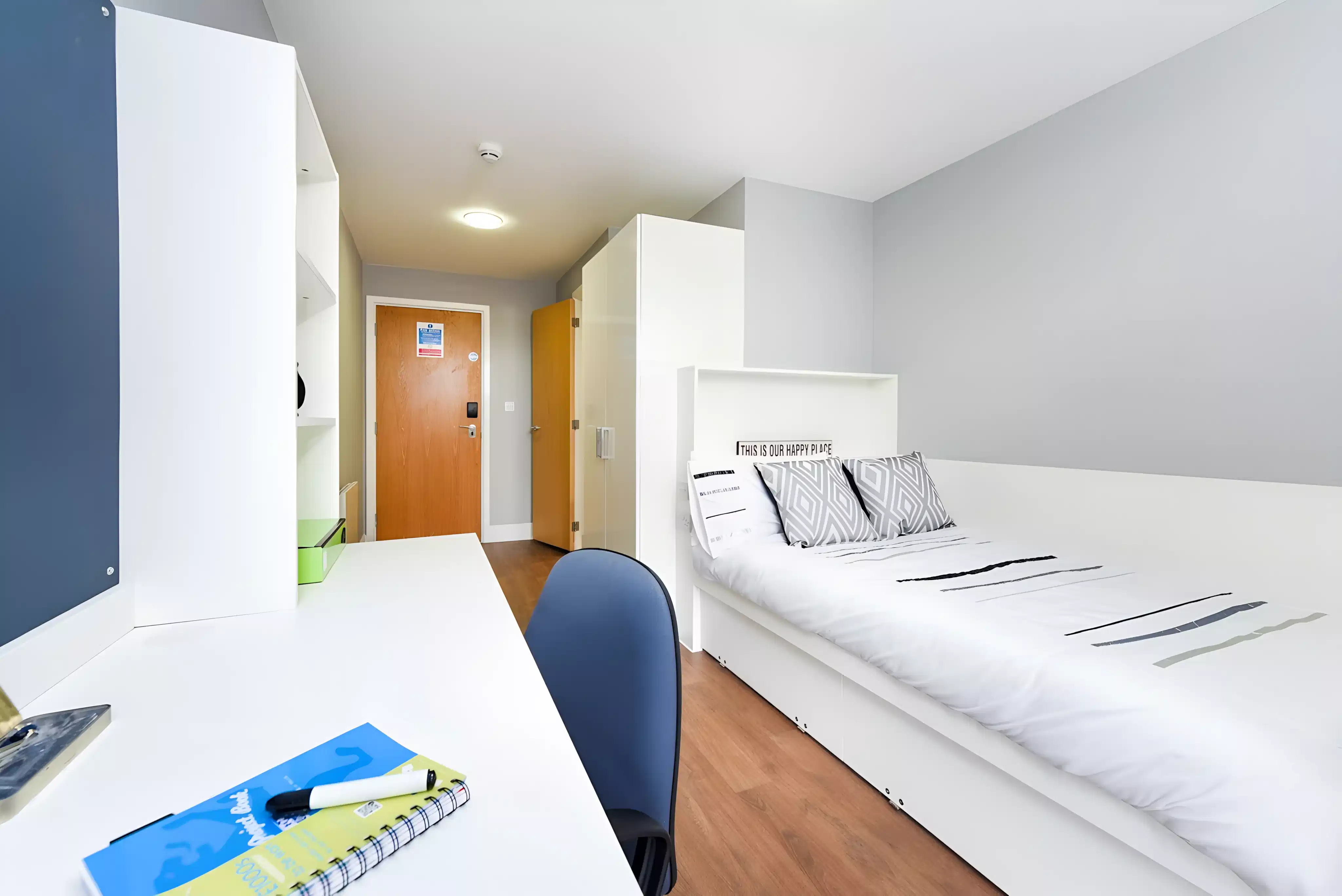 Exterior?w=400&h=260&fit=crop&q=40&auto=format&trim=auto