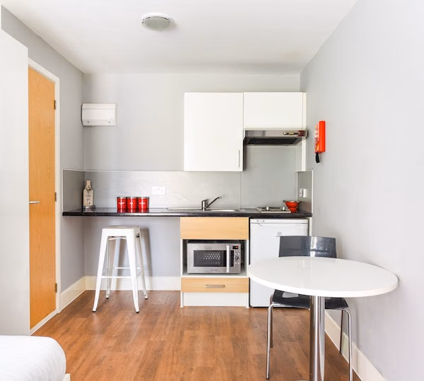 Exterior?w=400&h=260&fit=crop&q=40&auto=format&trim=auto