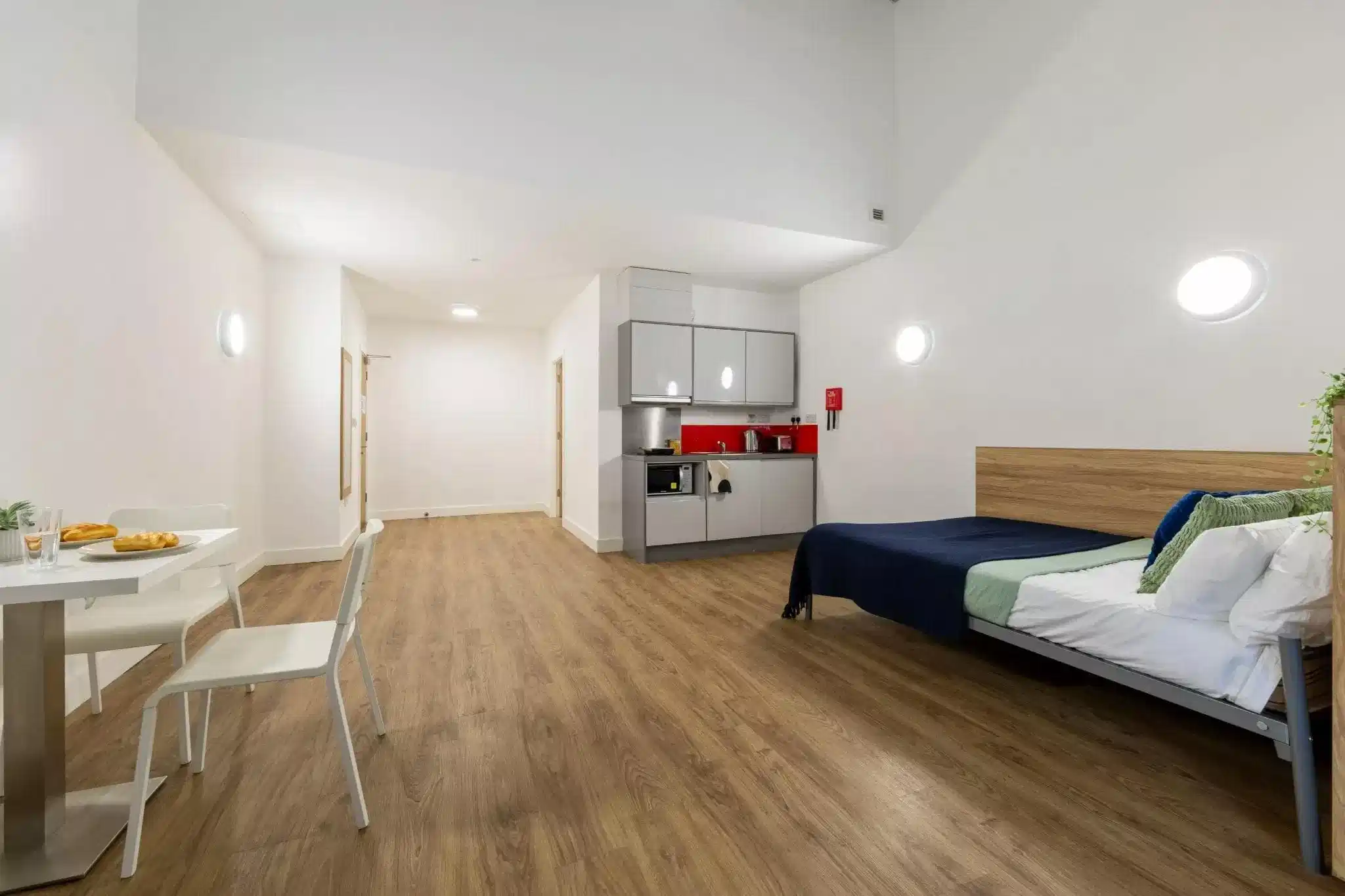 Exterior?w=400&h=260&fit=crop&q=40&auto=format&trim=auto