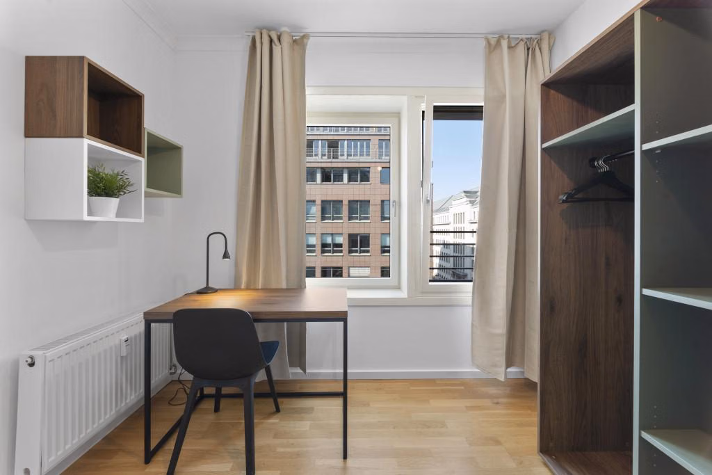 Exterior?w=400&h=260&fit=crop&q=40&auto=format&trim=auto