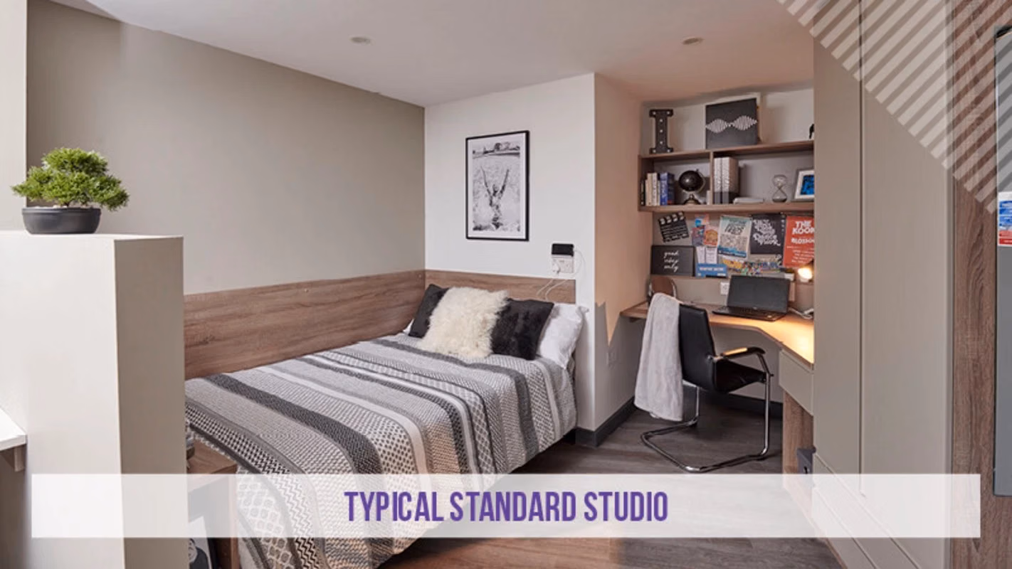 Bedroom?w=400&h=260&fit=crop&q=40&auto=format&trim=auto