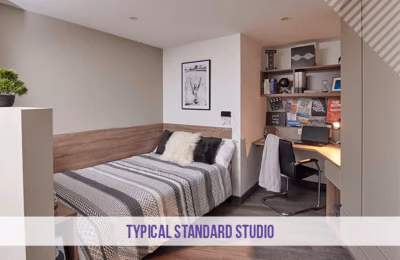 Bedroom?w=400&h=260&fit=crop&q=40&auto=format&trim=auto