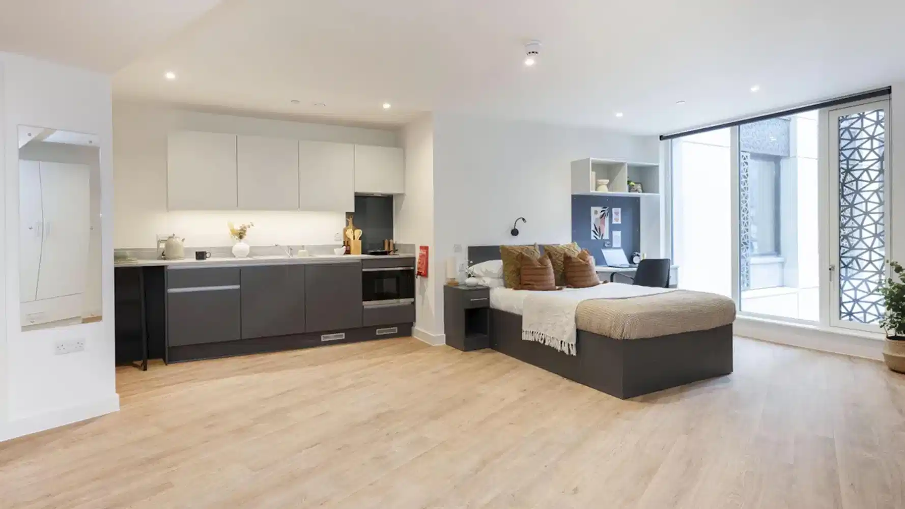 Exterior?w=400&h=260&fit=crop&q=40&auto=format&trim=auto