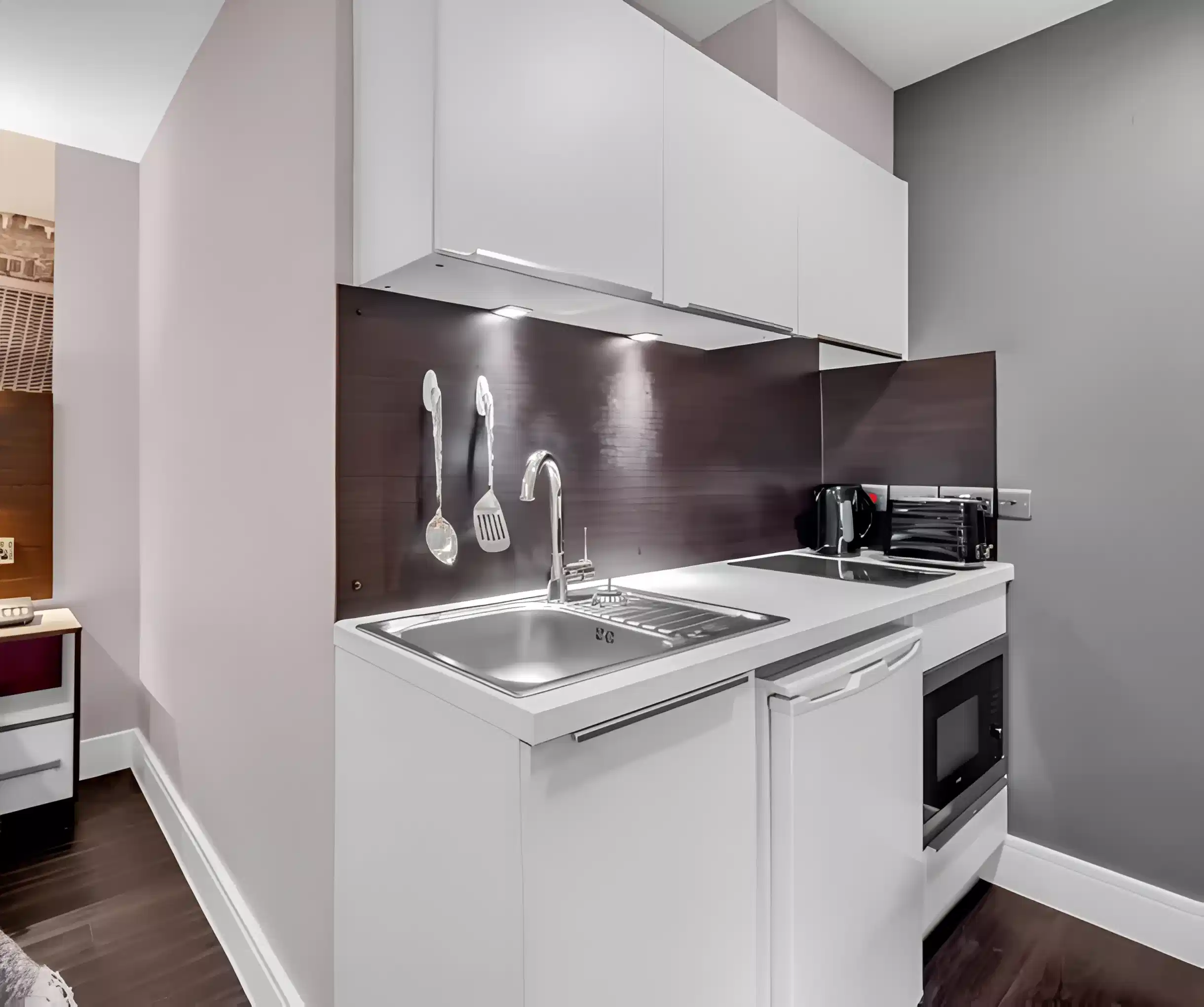 Amenities?w=400&h=260&fit=crop&q=40&auto=format&trim=auto