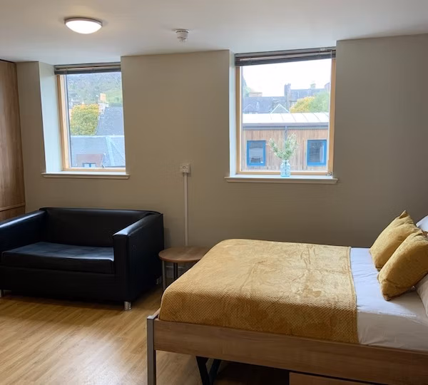 Exterior?w=400&h=260&fit=crop&q=40&auto=format&trim=auto