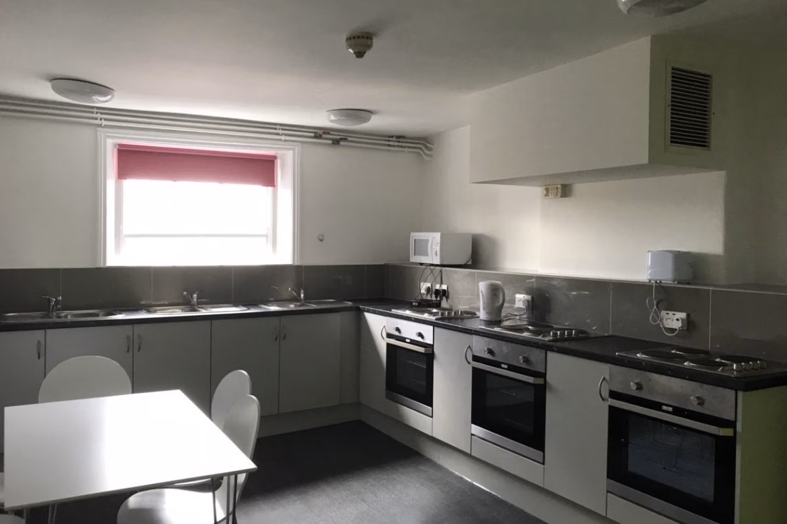 Exterior?w=400&h=260&fit=crop&q=40&auto=format&trim=auto