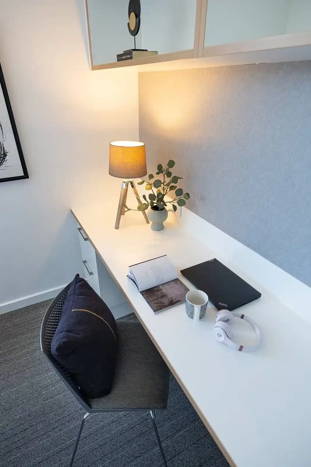 Bedroom?w=400&h=260&fit=crop&q=40&auto=format&trim=auto