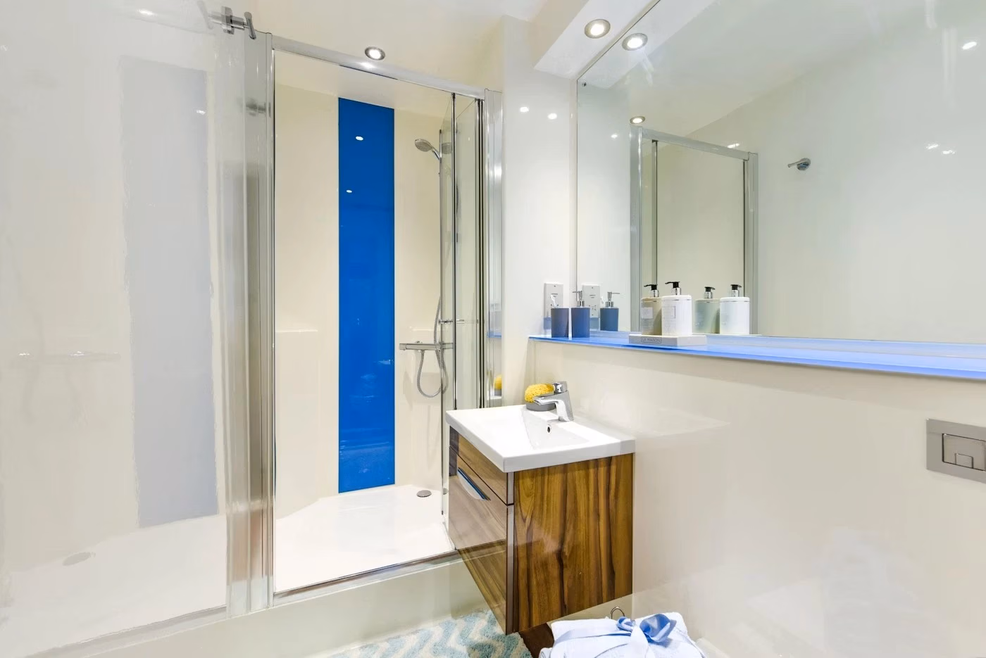 Amenities?w=400&h=260&fit=crop&q=40&auto=format&trim=auto