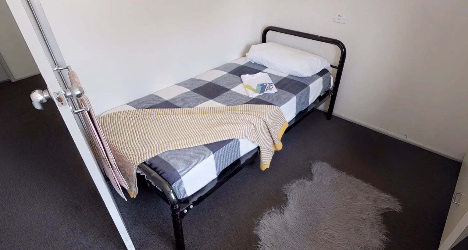 Exterior?w=400&h=260&fit=crop&q=40&auto=format&trim=auto