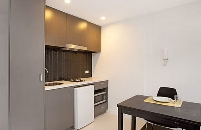 Bathroom?w=400&h=260&fit=crop&q=40&auto=format&trim=auto