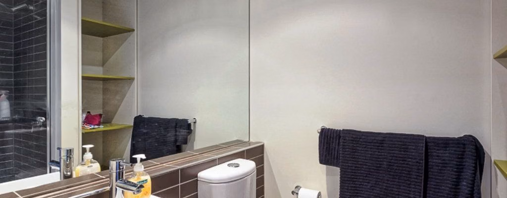 Bathroom?w=400&h=260&fit=crop&q=40&auto=format&trim=auto