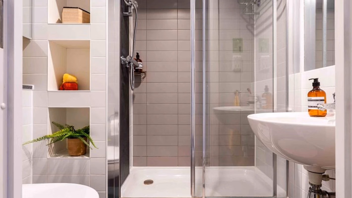 Exterior?w=400&h=260&fit=crop&q=40&auto=format&trim=auto