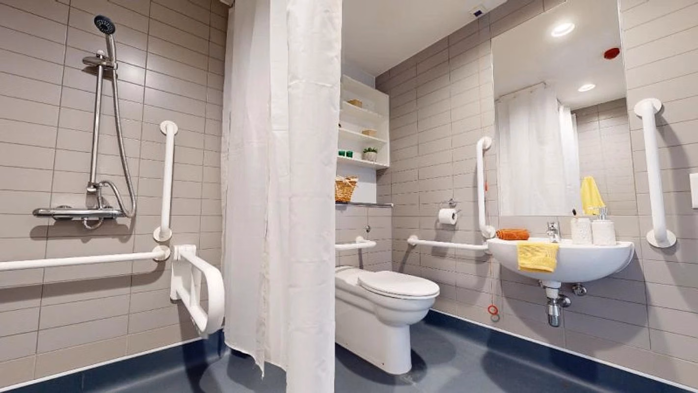 Common Area?w=400&h=260&fit=crop&q=40&auto=format&trim=auto