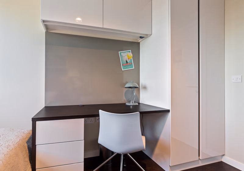 Common Area?w=400&h=260&fit=crop&q=40&auto=format&trim=auto