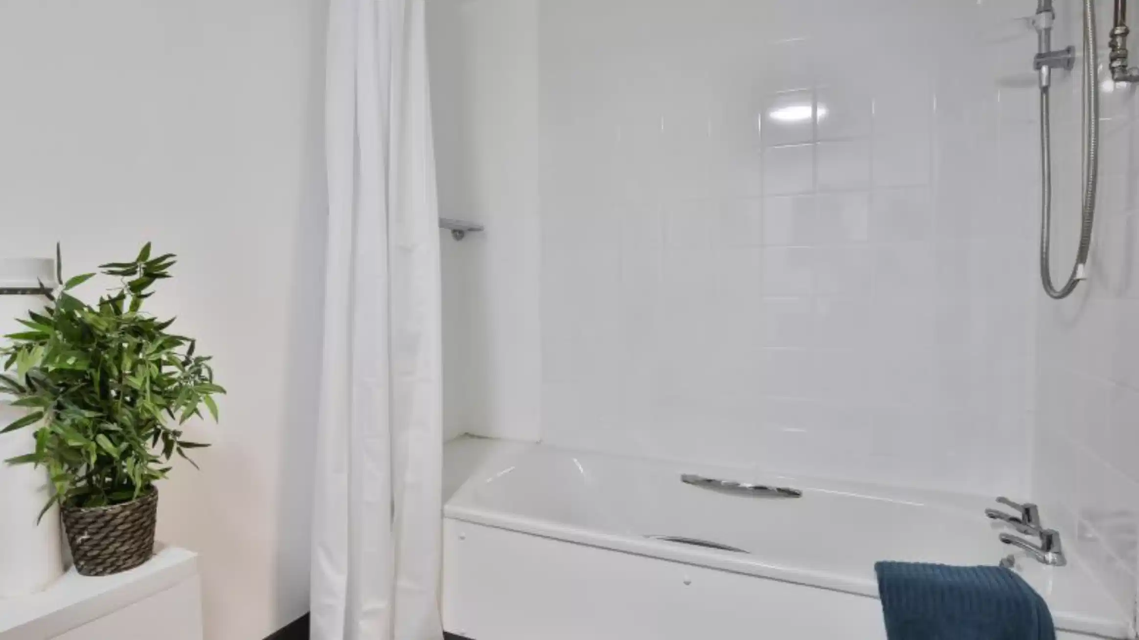 Common Area?w=400&h=260&fit=crop&q=40&auto=format&trim=auto