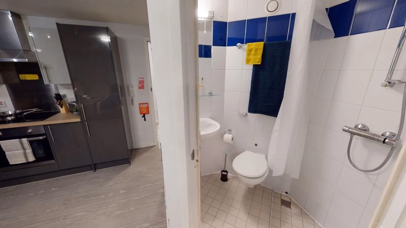 Common Area?w=400&h=260&fit=crop&q=40&auto=format&trim=auto