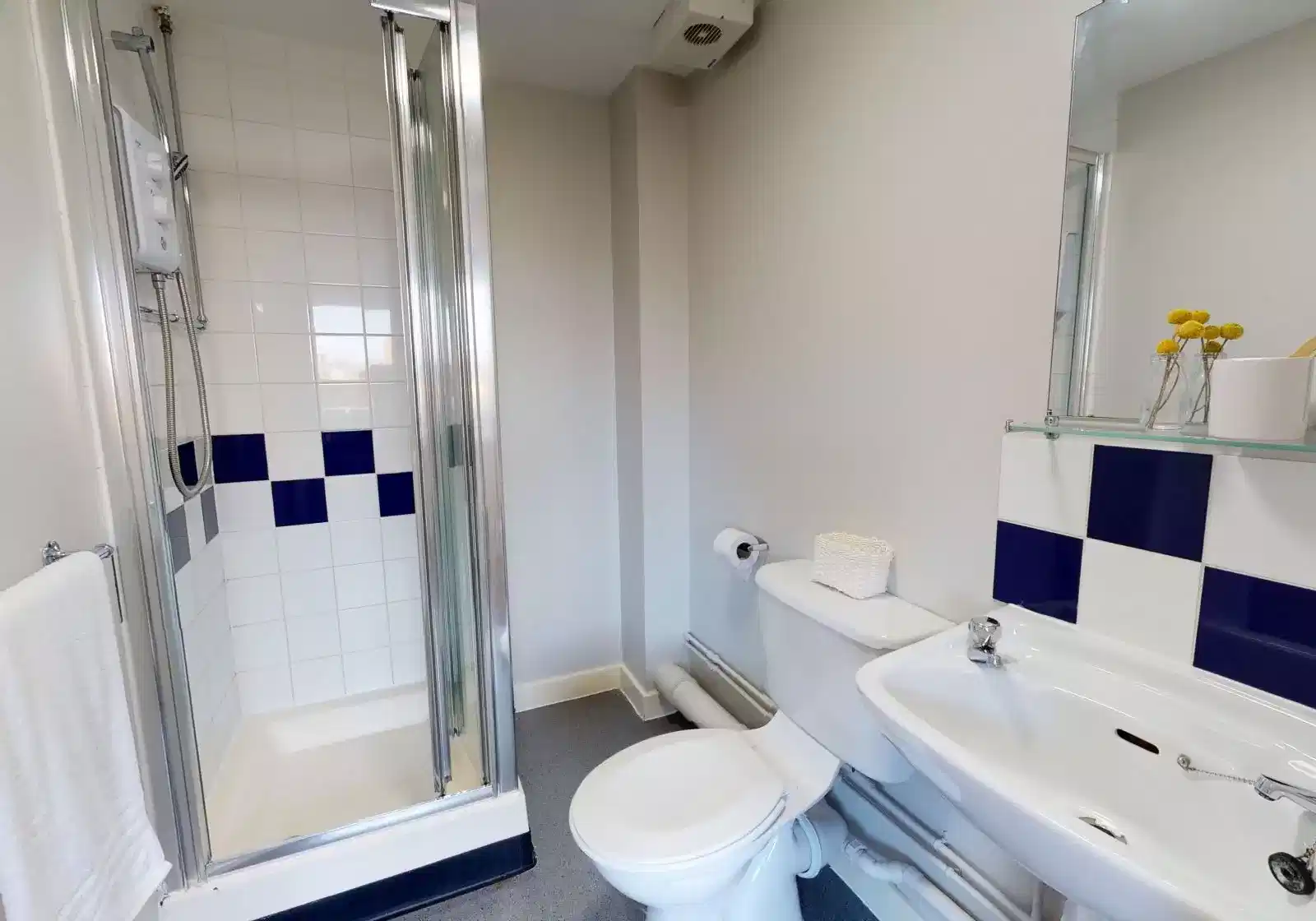 Amenities?w=400&h=260&fit=crop&q=40&auto=format&trim=auto