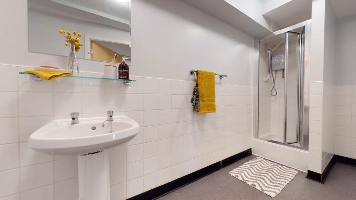 Exterior?w=400&h=260&fit=crop&q=40&auto=format&trim=auto