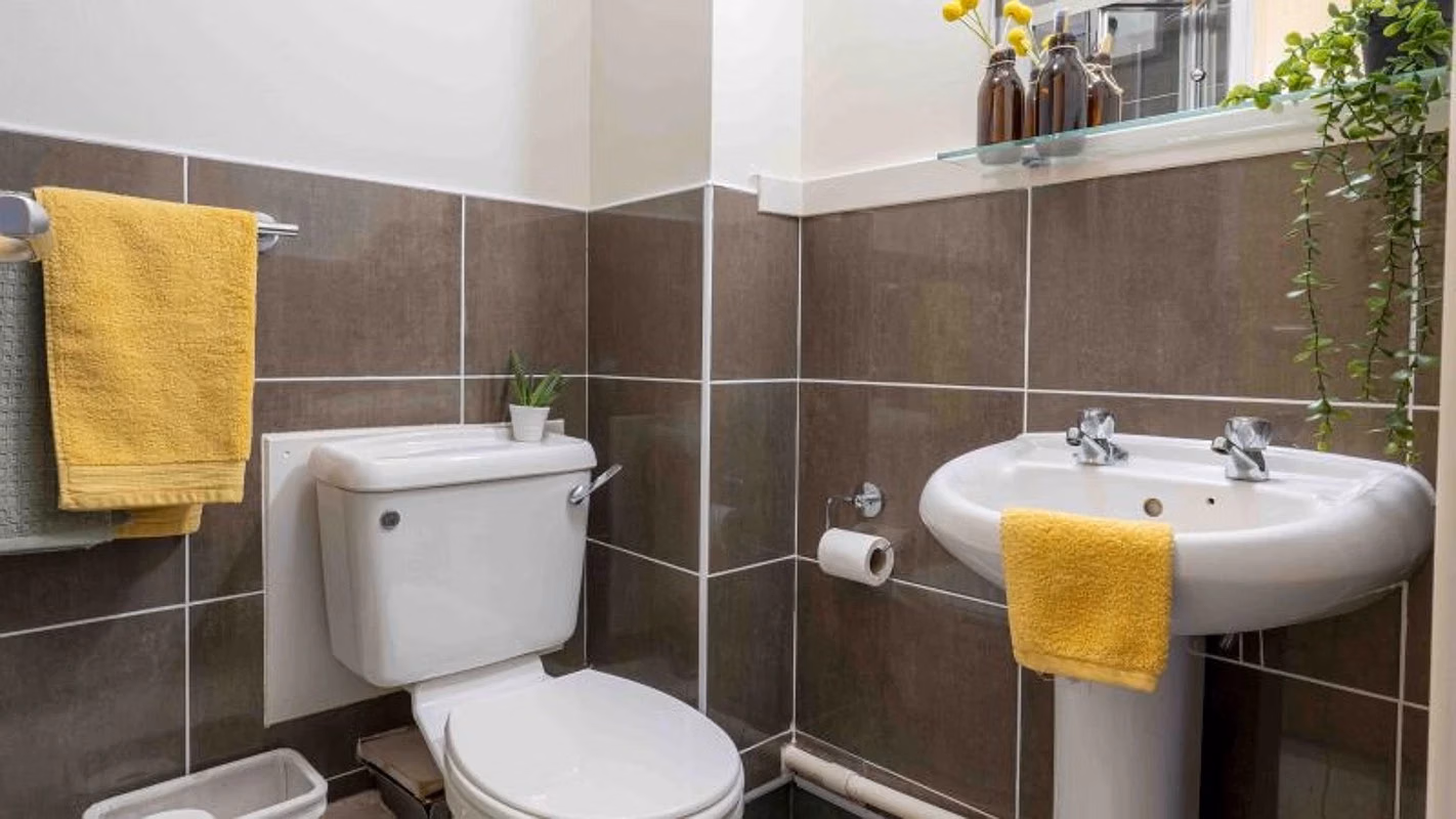 Exterior?w=400&h=260&fit=crop&q=40&auto=format&trim=auto