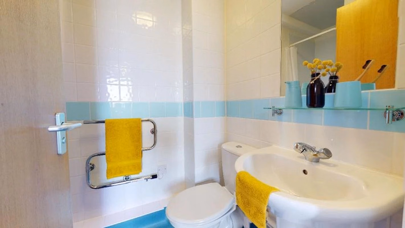 Exterior?w=400&h=260&fit=crop&q=40&auto=format&trim=auto