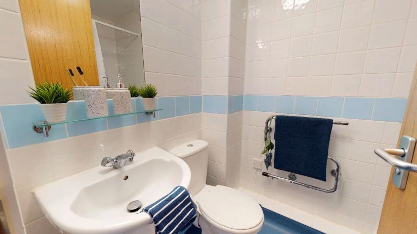 Exterior?w=400&h=260&fit=crop&q=40&auto=format&trim=auto