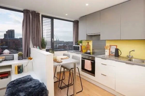 Common Area?w=400&h=260&fit=crop&q=40&auto=format&trim=auto