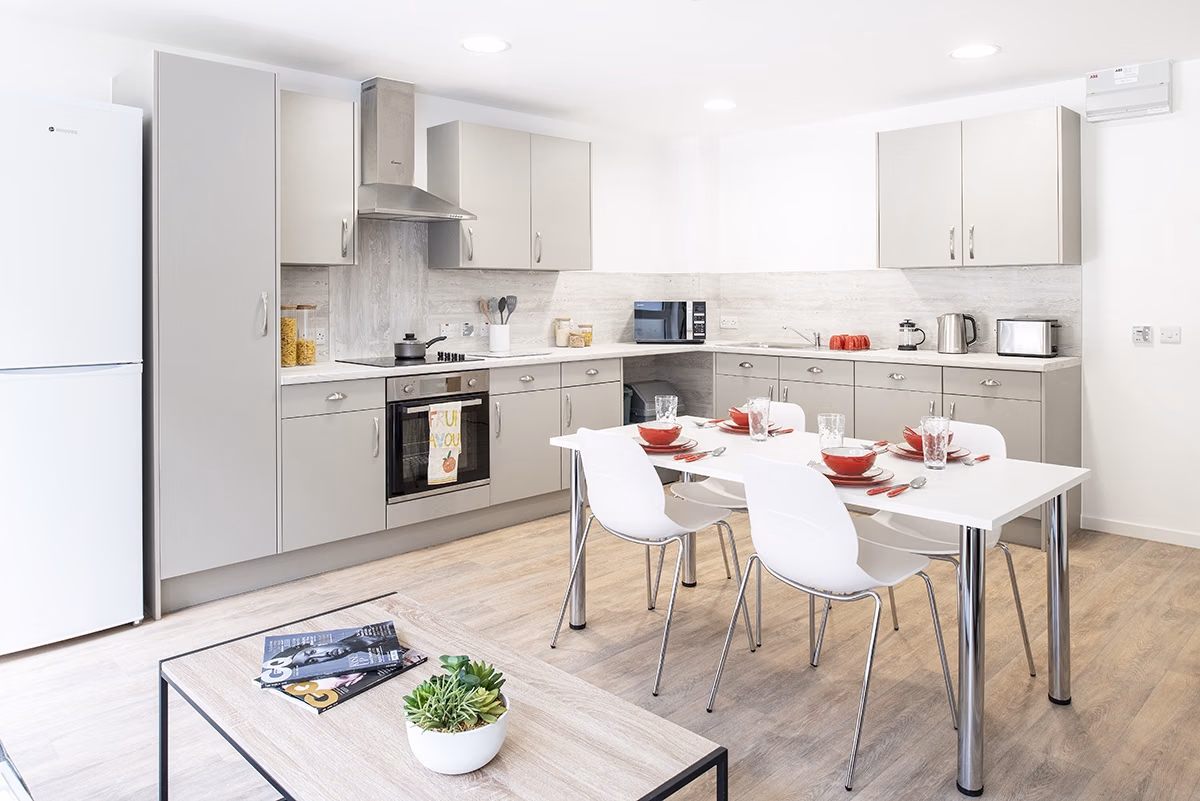 Exterior?w=400&h=260&fit=crop&q=40&auto=format&trim=auto