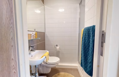 Amenities?w=400&h=260&fit=crop&q=40&auto=format&trim=auto