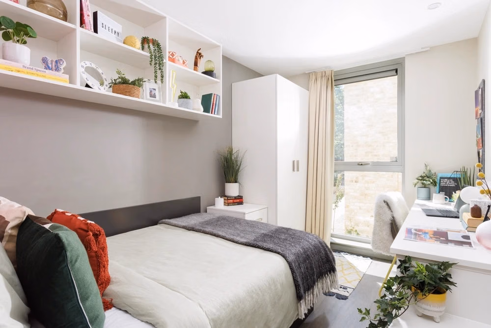 Common Area?w=400&h=260&fit=crop&q=40&auto=format&trim=auto