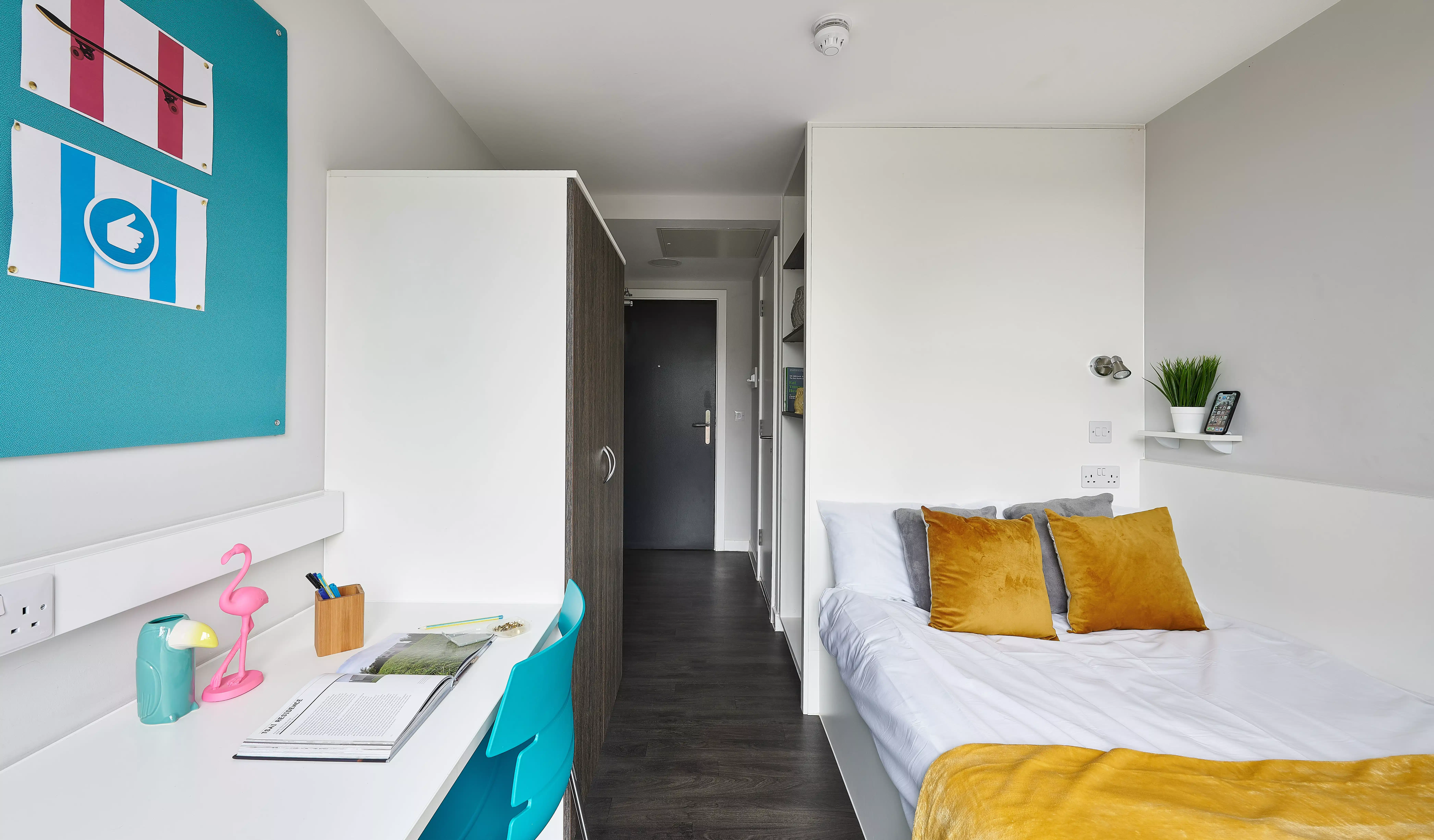 Bedroom?w=400&h=260&fit=crop&q=40&auto=format&trim=auto